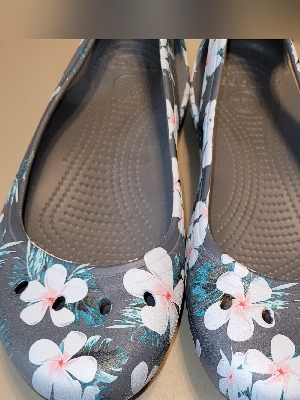 NWOT - CROCS Floral Ballet Flats in Gray, White and Pink SIZE 10. - Picture 5 of 9